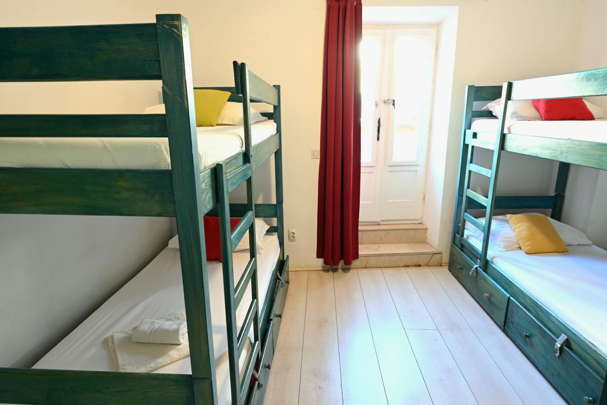 White Rabbit Hostel Хвар Екстериор снимка