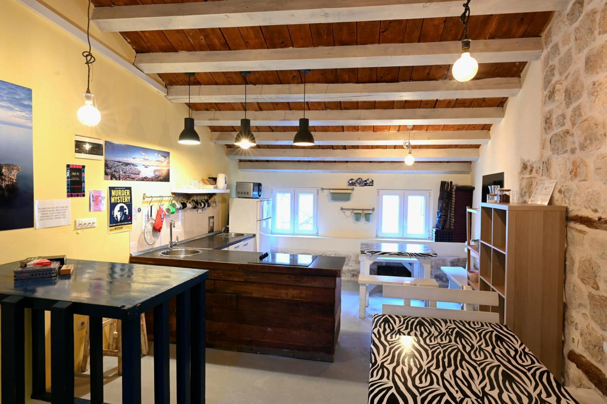 White Rabbit Hostel Хвар Екстериор снимка