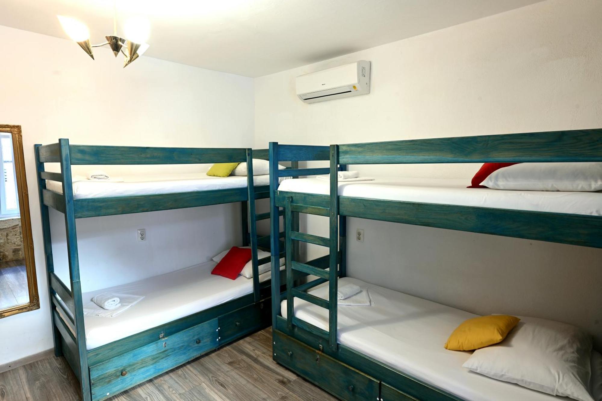 White Rabbit Hostel Хвар Екстериор снимка