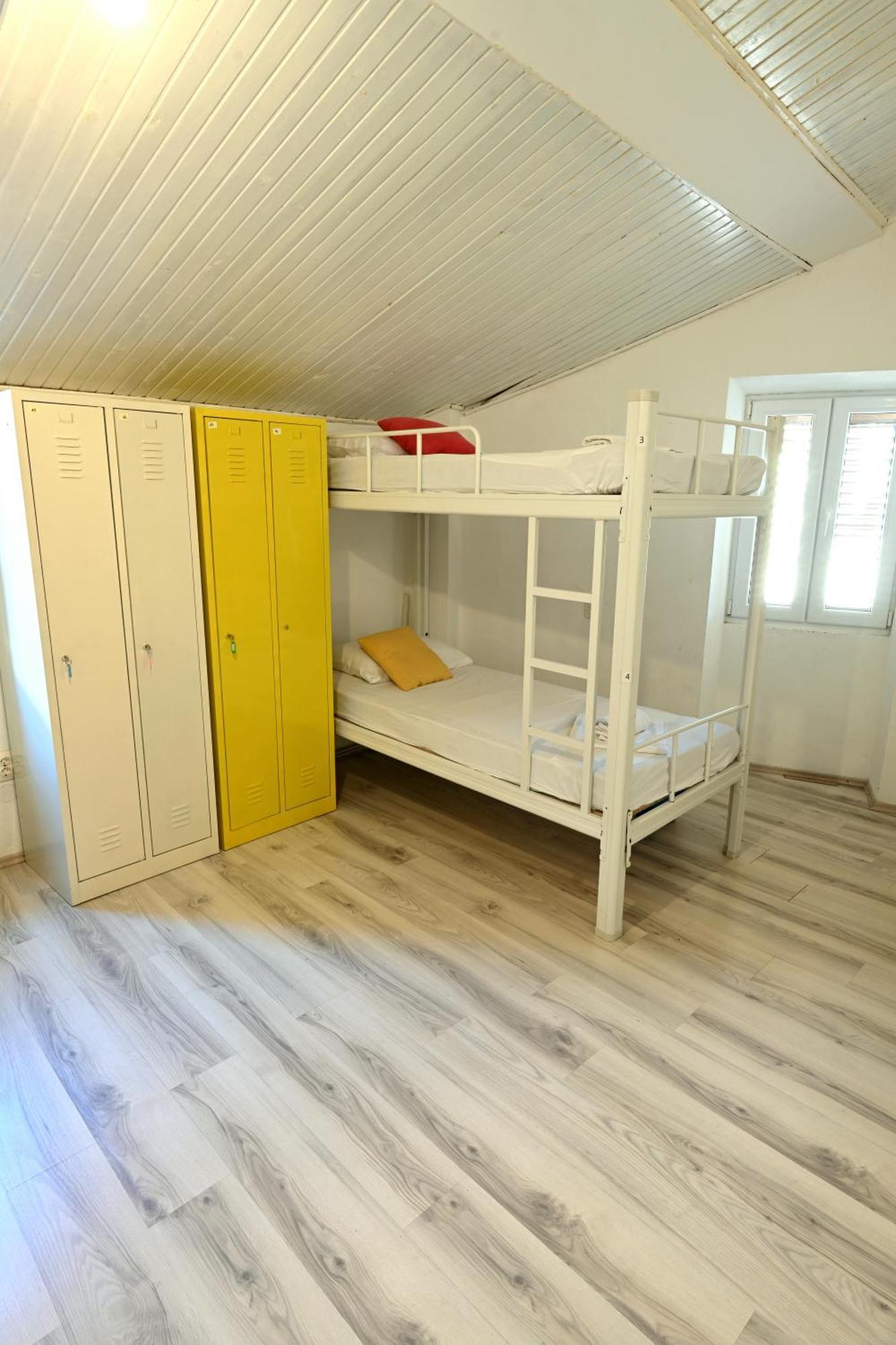 White Rabbit Hostel Хвар Екстериор снимка