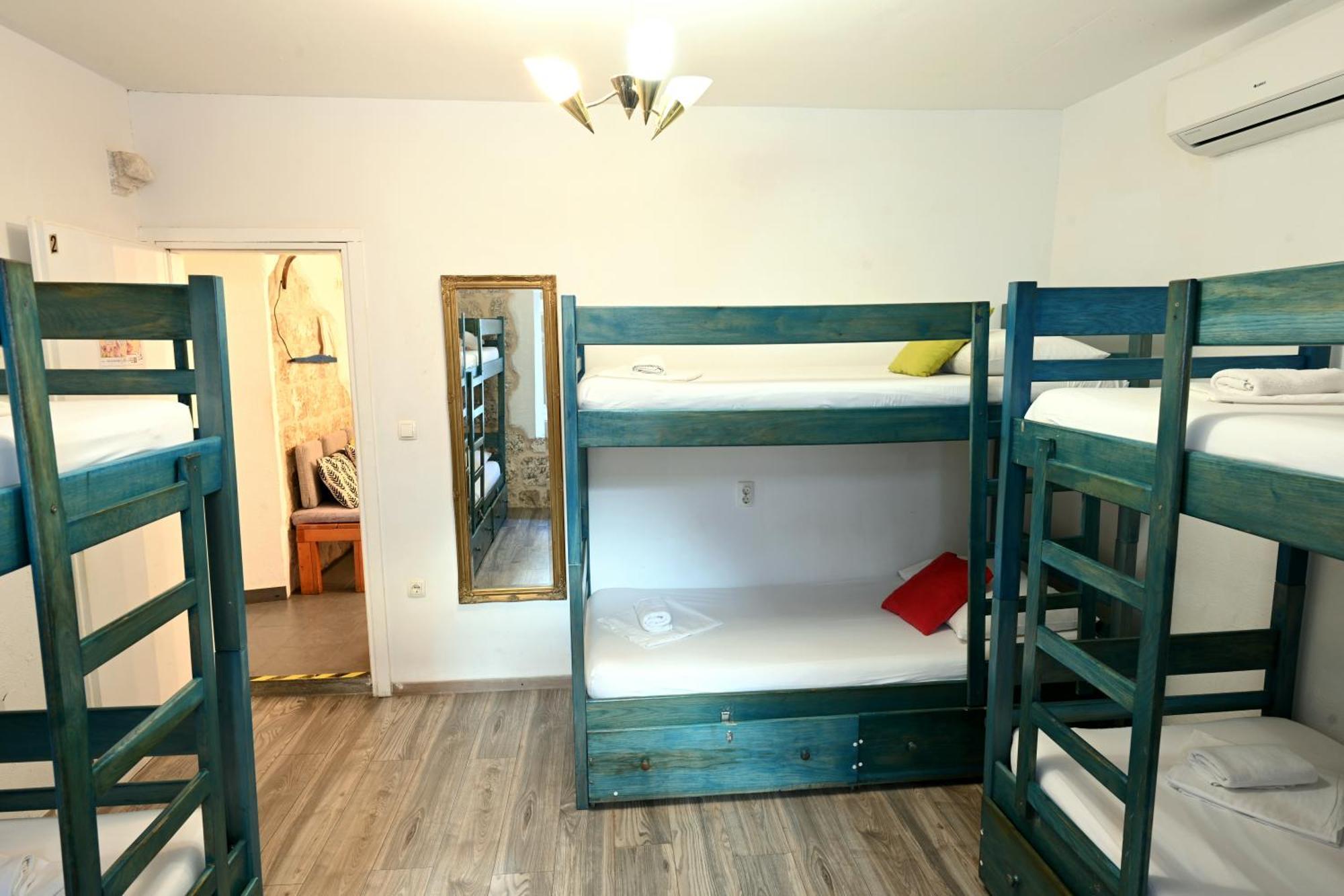 White Rabbit Hostel Хвар Екстериор снимка