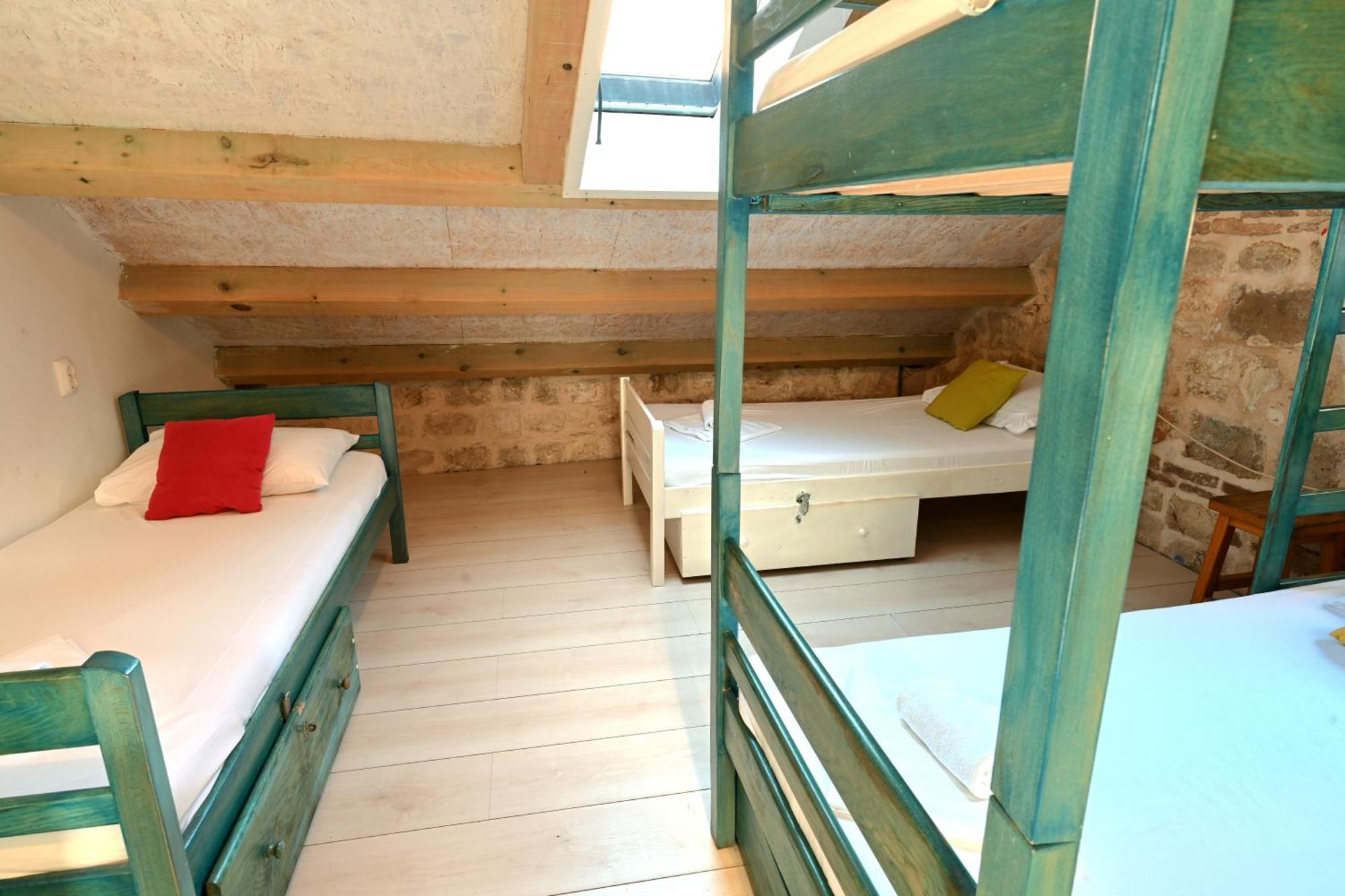 White Rabbit Hostel Хвар Екстериор снимка