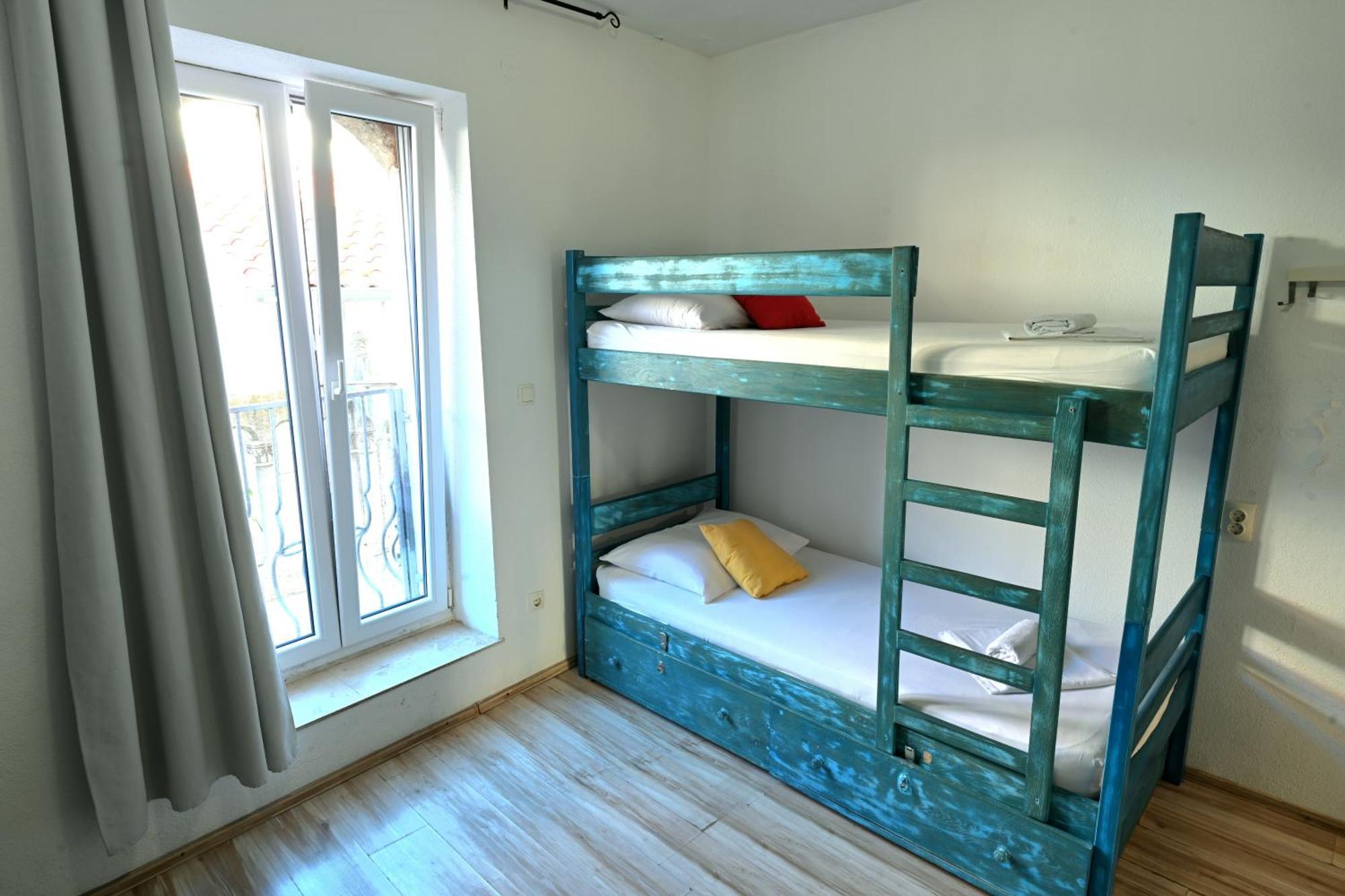 White Rabbit Hostel Хвар Екстериор снимка